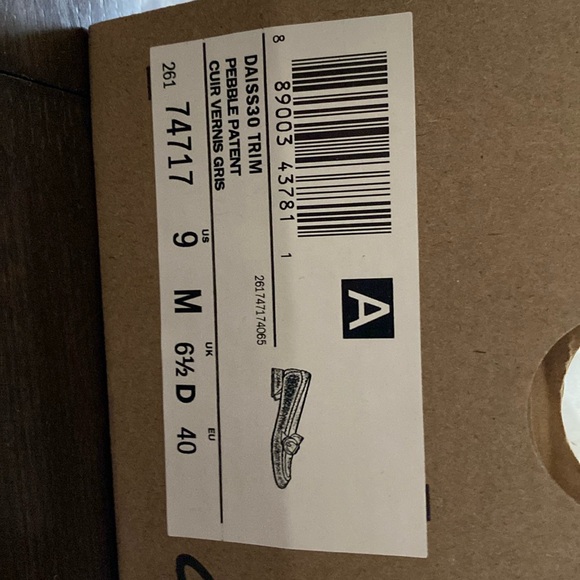 Never worn too big and bought without realizing they were final sale - Picture 1 of 3